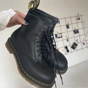Doc Martens i nyskick - Svarta Doc martens i nyskick, använda bara ett fåtal gånger. Säljer då de ej kommer till användning. Priset är diskuterbart:)