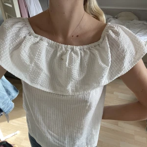 Somrig blus - Väldigt söt och somrig vit blus. Lakan-material och luftig!🌸👒🌞