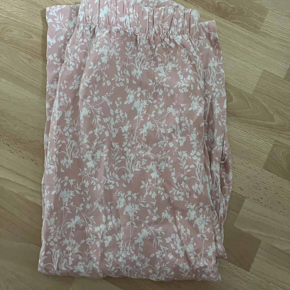 Säljer denna blommiga kjolen från lager 157, använd ändats 1 gång! . Kjolar.