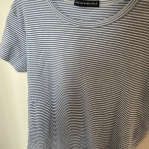 Brandy Melville t-shirt - Jättegullig Brandy Melville t-shirt! Säljer då den inte kommer till användning. Superfin nu till hösten! Skriv för fler bilder! Köparen står för frakt!💙