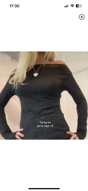 Glittrig Intimissimi tröja - Säljer denna populära tröjan från Intimissimi i svart med slottet i, superfin festtopp, stl s, 400+fralt