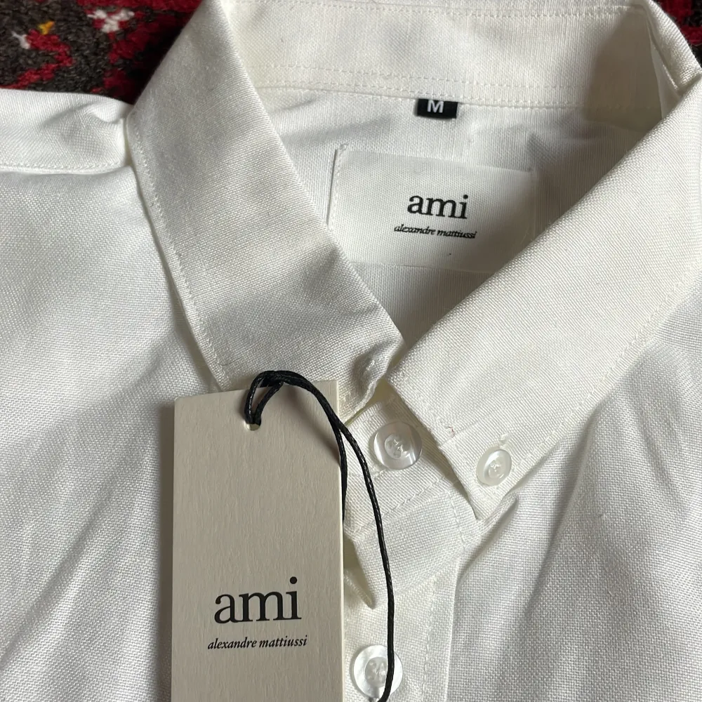 Medium skjorta från Ami Paris. Ny och fin. Passar bra till en utekväll. . Skjortor.