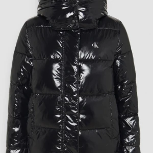 Ck jacka - Säljer denna jacka eftersom den inte kommer till användning. Den är ca 5 månader gammal och köpte den för 2000 men säljer den för 700kr plus frakt. Den är storlek M men den är ganska liten i storleken så skulle säga att den är mera storlek S. 