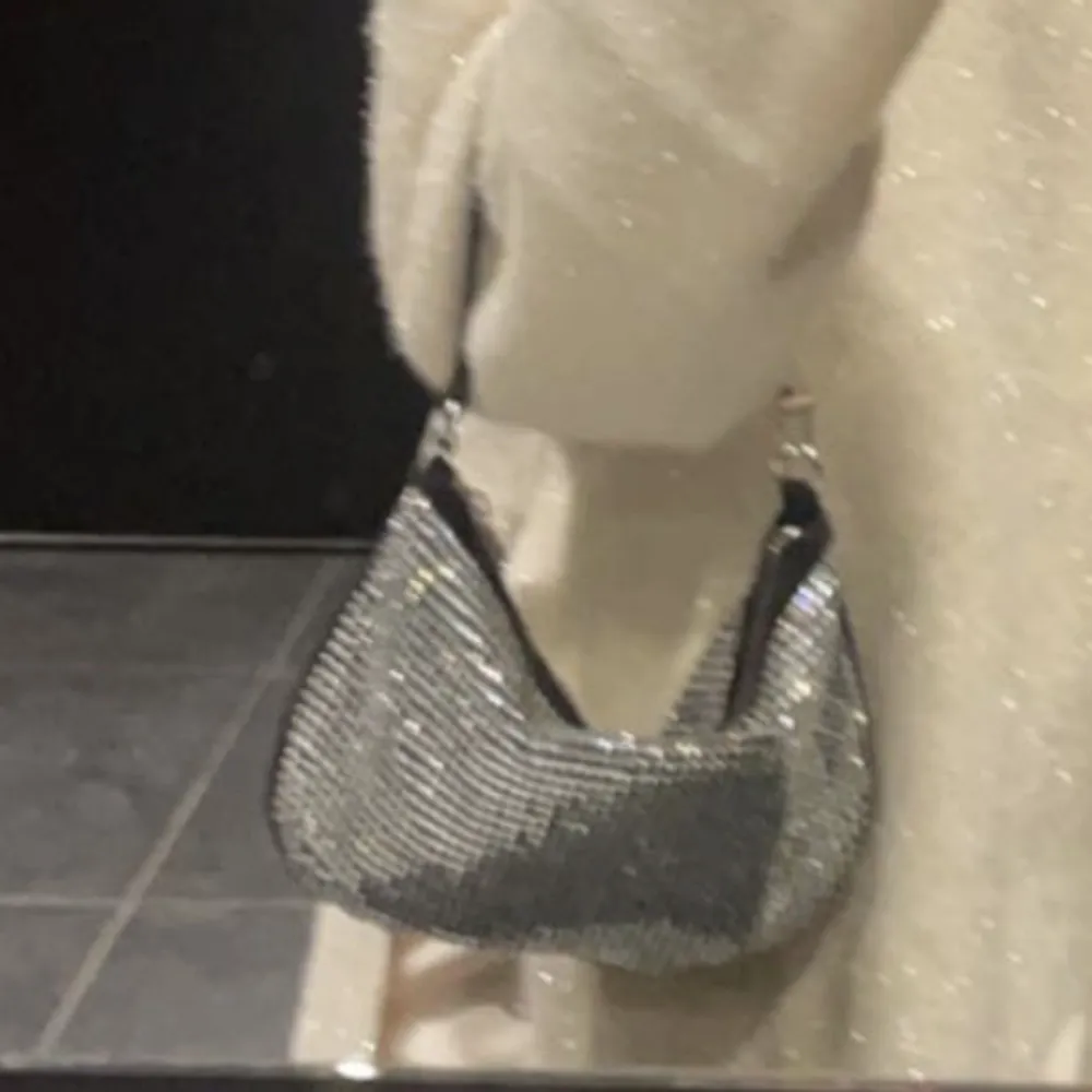 Glittrig liten väska med stenar, använd en gång så som ny🖤priset är inklusive spårbar frakt🦋. Väskor.