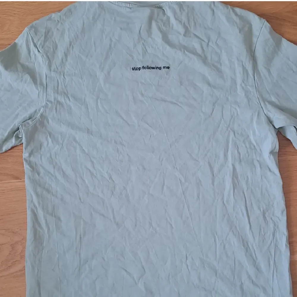 Fin T-shirt som aldrig använts. Storlek S med relaxed fit. Färgen är mer grön än vad som syns. Använd gärna köp nu, kontakta vid frågor eller fler bilder!!<3. T-shirts.