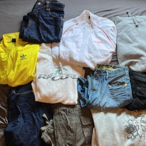 Y2k kläder till försäljning  - Rensade nydligen min garderob och insåg att mycket inte längre passade, i paketpris ingår: allt i bild 1 storlekar är s/m på hoodies och tröjor och ungeför 34/30 på byxor. Går även att köpa styckvis, för mer bilder är det endast att fråga.
