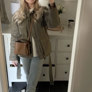 Jacka - Säljer denna fina jackan från Gina Tricot. Perfekt nu till hösten! 