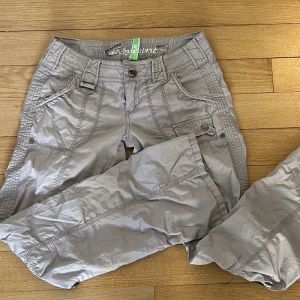 2000s cargo pants - Coola lågmidjade cargo pants med snygga fickor!💋 Dom är i bra skick och är utsvängda 💗 Skriv om ni är intresserade 🙌