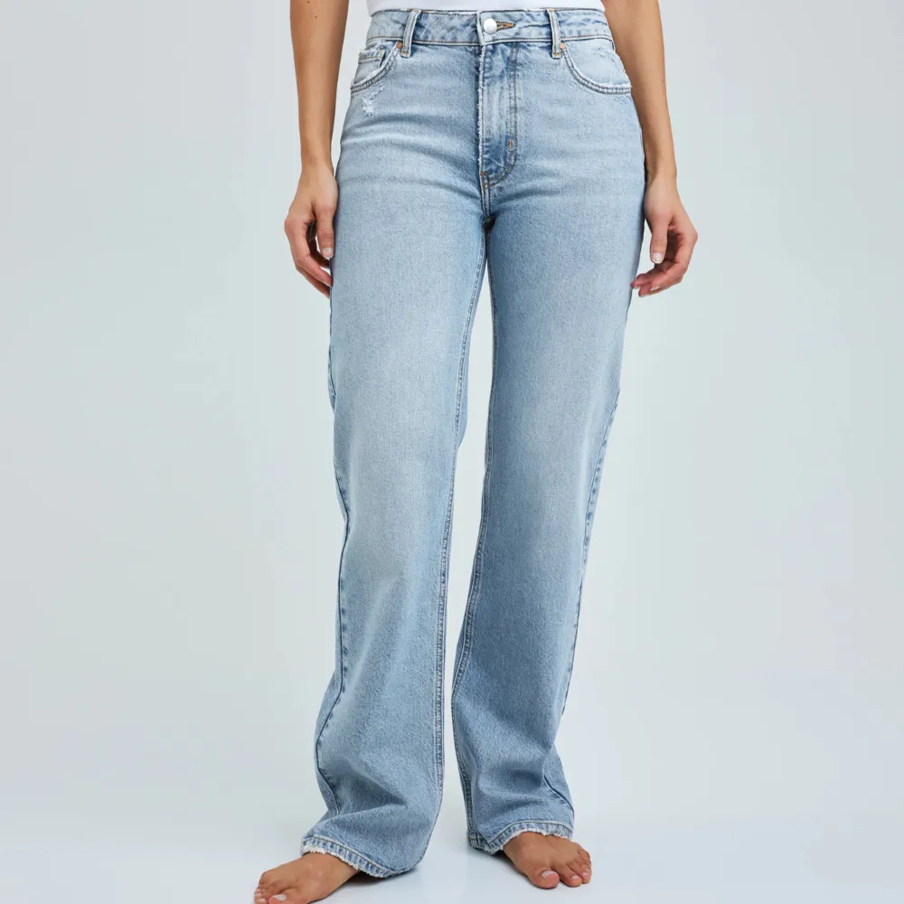 Säljer dessa jeansen som är helt oanvända 🤍Storlek M 🤍 Nypris 699. Jeans & Byxor.