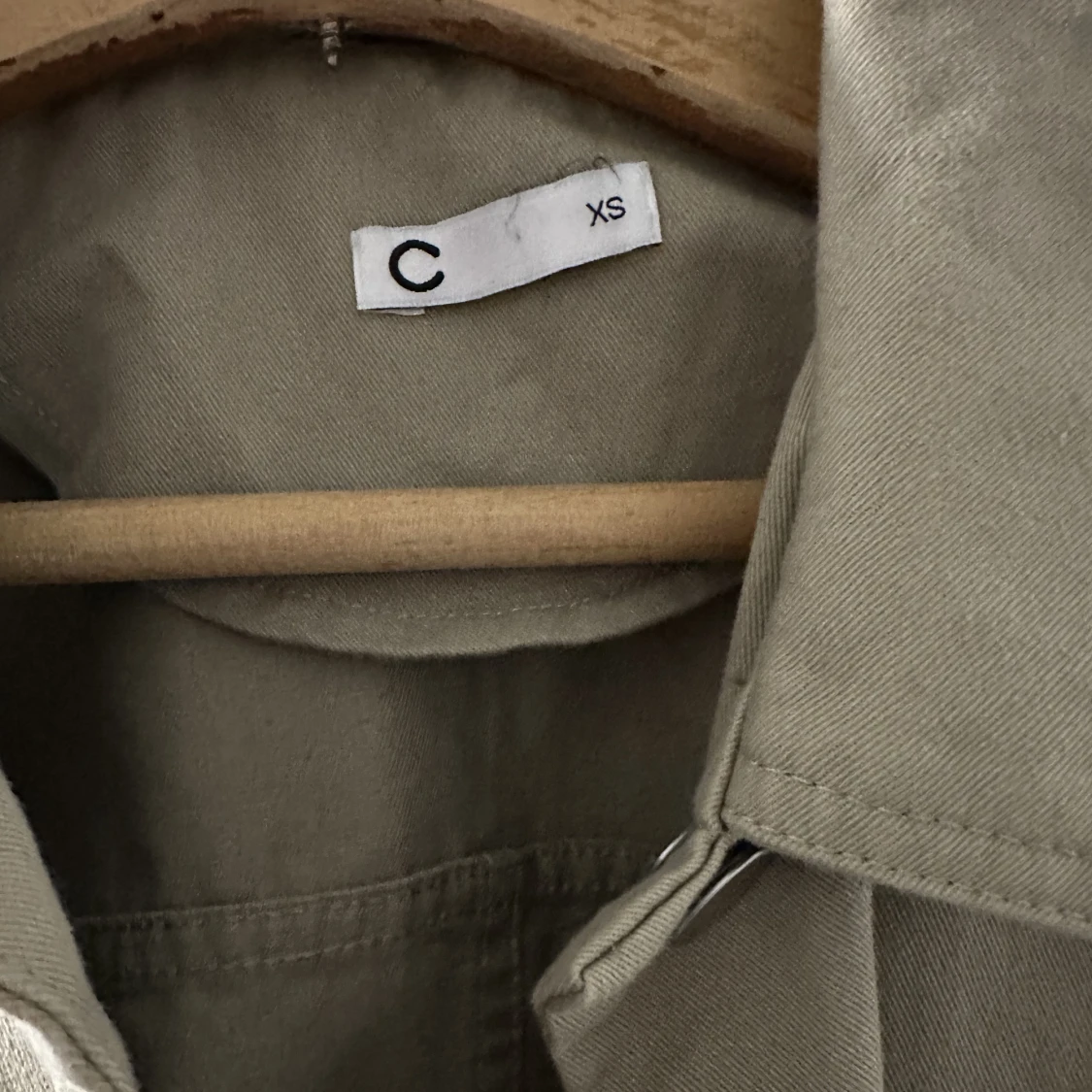 Kort jeansjacka i militärgrön färg  - 91