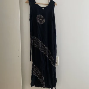 Klänning  - Batik, band som man knyter där bak så den blir figurnära