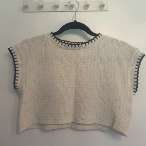 Tröja  - Virkad topp med söta detaljer, använd ett fåtal ggr, i nyskick. Storlek S men passar xs-m💞
