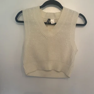 Väst  - Söt virkad väst. Passar xs-s. Nyskick💕