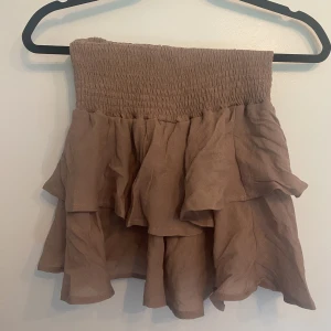 Kjol - Söt kjol i nyskick. Går att styla perfekt nu till hösten. Kan också användas som en söt topp!