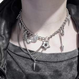 Handgjort unik  halsband och exklusiv design🖤 🔗⛓️Gjord i bra kvalitet💎Material- rostfritt stål och zinklegeringar. Längd: 36cm. Halsband inte vatten och är känsliga mot fukt.