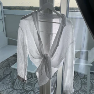 Vit skjorta - Jättesnygg skjorta att ha över typ ett linne eller bara som den är och knyta. Helt oanvänd säljer pga lite liten, passar en S-M 🤍