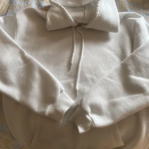 Vit hoddie - Säljer min sköna vita hoddie, ingen speciellt med den, har bara slutat använda den och söker därför ny ägare. Supermjuk innanför! Hör av dig vid intresse och för mer info🤍🫧🎧