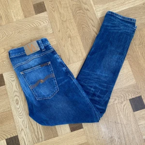 Nudie Jeans - Säljer mina riktigt snygga Nudie Jeans i modellen ”Lean Dean”.  Skick 9/10!  Storleken är 32/30 och de sitter rätt så tajt. Perfekta nu till hösten! 🍁  Kan mötas upp i Gbg och köpare står för eventuell frakt 📦 