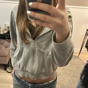 Grön munkjacka - Jätte fin grön munkjacka till hösten. Skriv för fler bilder. Köpare står för frakt❤️