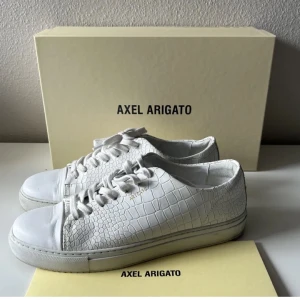 Arigato skor - Säljer mina snygga arigato skor då jag inte använder dom mer dom är i bra skick kanske 7,5-8/10 kan även tänka mig gå ner i pris 