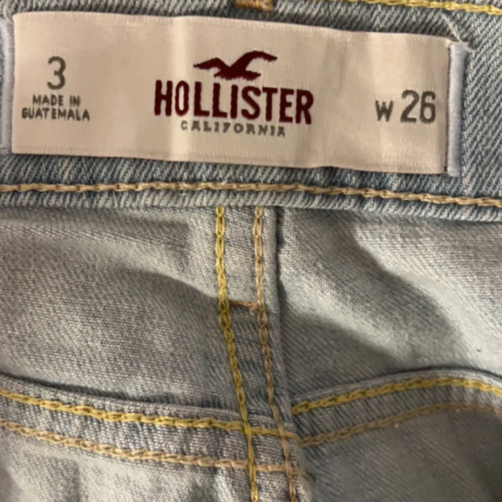Säljer dessa högmidjade jeansshorts då dom inte används. Jag står ej för kostanden på frakten. Priset kan ej diskuteras.. Shorts.