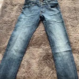 Blå jeans i modellen slim/glenn från Jack&Jones, fint skick! Storlek 36/32.