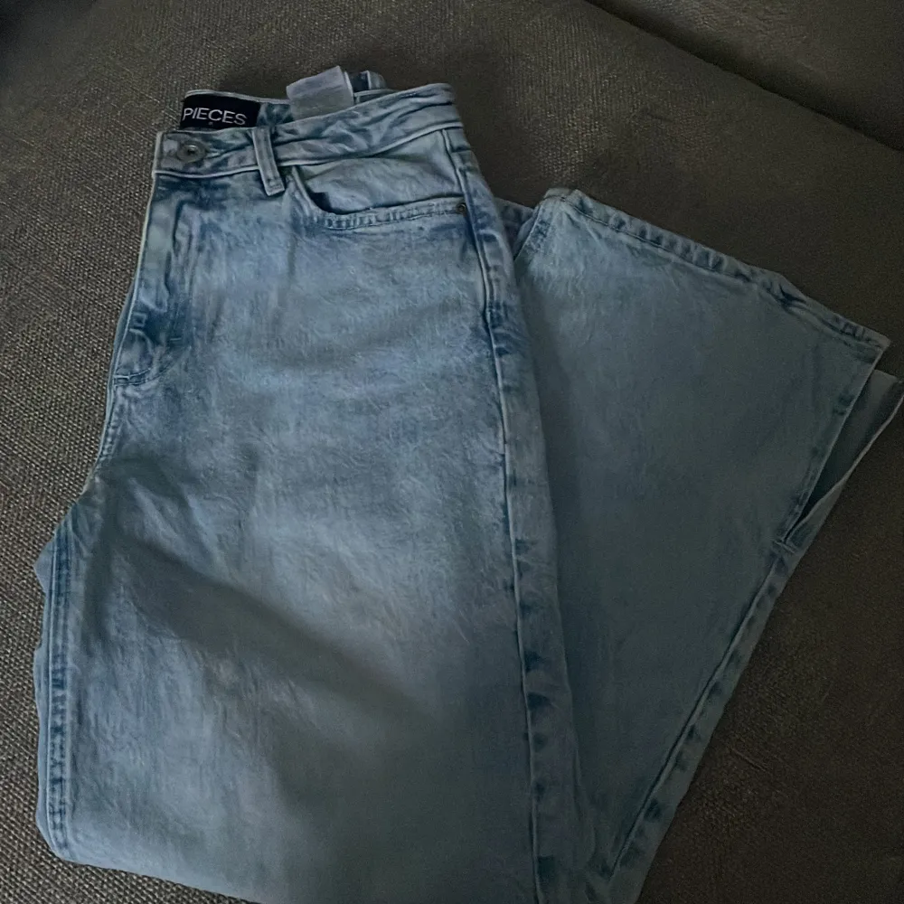 Snygga jeans med slits därnere, de är från Pieces och använd ett fåtal gånger men nu kommer de inte till användning längre. . Jeans & Byxor.