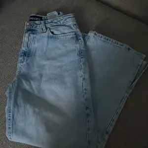 Snygga jeans med slits därnere, de är från Pieces och använd ett fåtal gånger men nu kommer de inte till användning längre. 