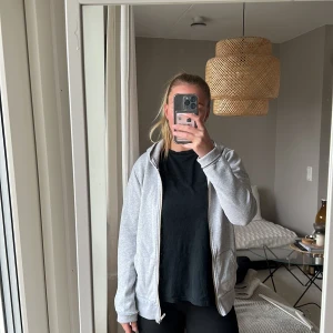 Huvtröja med dragkedja från Amisu - Huvtröja med dragkedja från Amisu. 