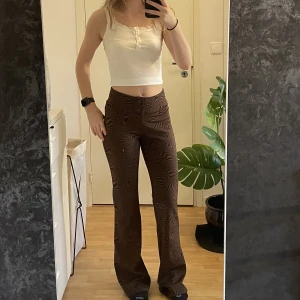 Bruna mönstrade byxor - Säljer då de är lite för långa för mig, jag är 165cm.:( Mönstret är väldigt coolt och färgen är brun/ mörkare brun, svårt att få på bild men motsvarar färgen på bild 2. Skicket är bra. Materialet är väldigt stretchigt.