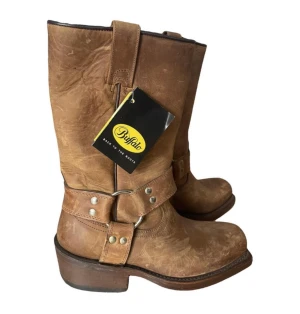 Biker boots strlk 36 - Köpta second hand men aldrig använda. Klassisk biker/cowboy boots i läder