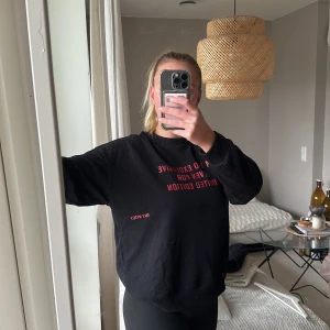 Sweatshirt från Pull&Bear med tryck  - Sweatshirt från Pull&Bear med tryck ”I’m too exclusive even for limited edition” “only myself” “1/1” 