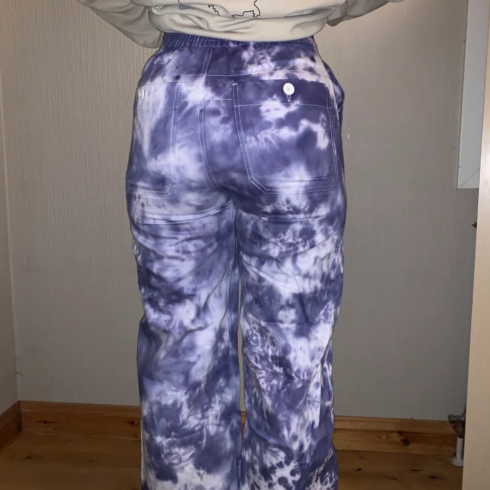 Jeans från uniqlo med lila tie-dye mönster. Super snygga i baggy stil. De har knapp och snören upptill. Passar xs-m💜köpen står för frakten! . Jeans & Byxor.