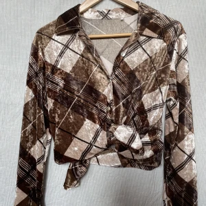 70-tals velourskjorta - Skjorta i 70-talsstil i fint skick. I bild 1 har jag knutit skjortan (så som jag har burit den). Uppskattar storleken till storlek S. Kan även passa M.