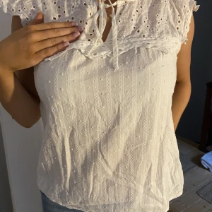 Söt blus  - Söt, vit blus som tyvärr inte kommer till så mycket användning som den skulle behövts få:( Inga defekter alls, super fin helt enkelt! 