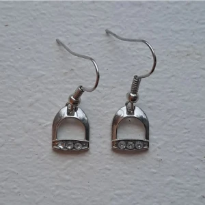 Örhängen med stigbyglar - Fina örhängen med stigbyglar. Aldrig använda. Skriv till mig så kan jag fixa frakt för 15 kr!!<3