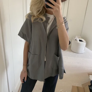 Poncho  - Såå fin kofta/ poncho från zara, storlek 164 men sitter som en s/m🥰 sparsamt använd 