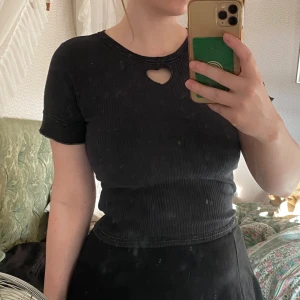 Topp m 🖤-cutout - Var ljusrosa från början men jag har färgat den svart - tråden är dock fortfarande ljusrosa! Ingen storlek angiven men passar XS, funkar nog på S också då den är stretchig