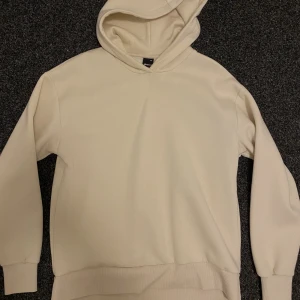 Hoodie - Beige basic hoodie. Bra skick.