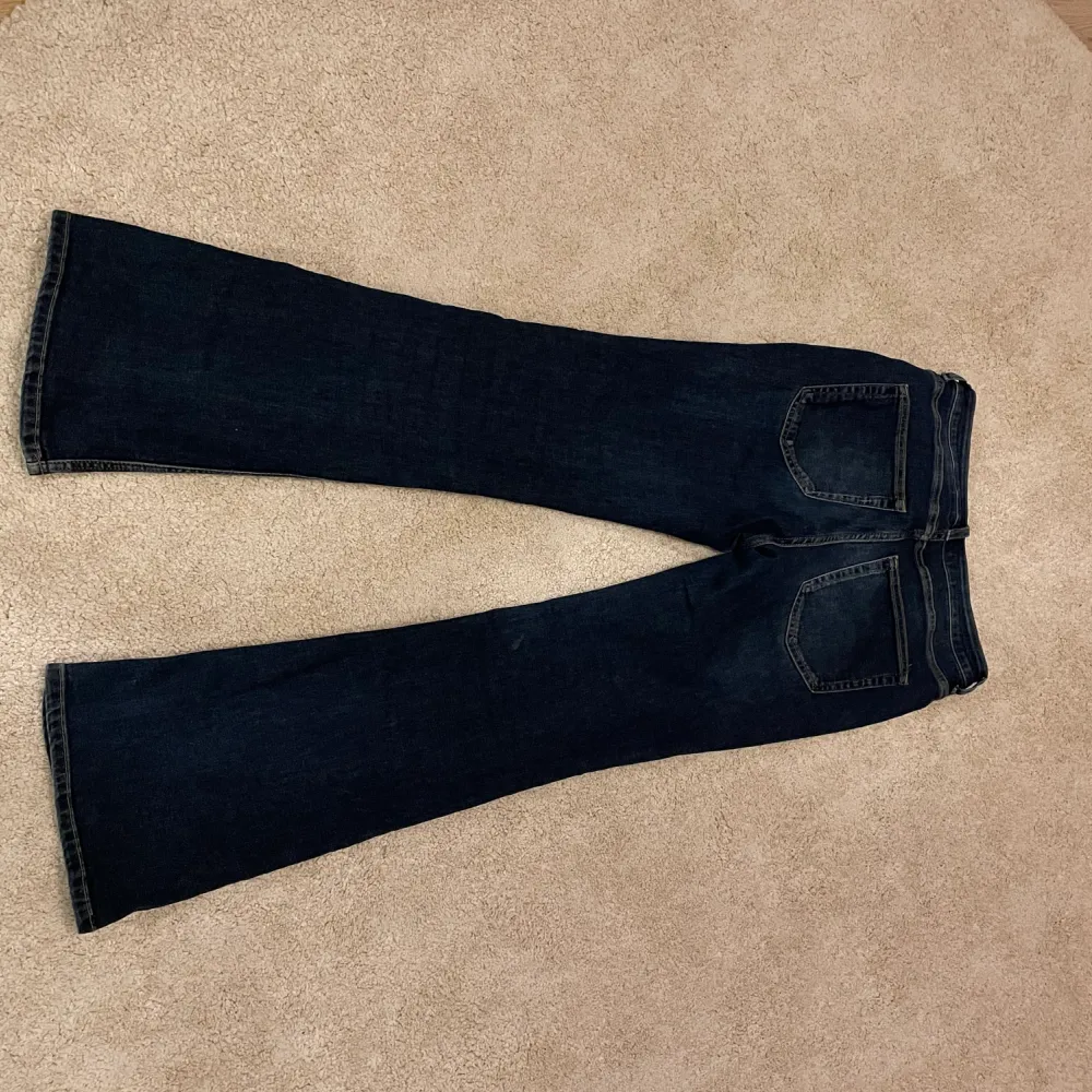 Dom är mid waist och är använd några gånger men är ändå o ett bra skick. ( porto tillkommer) . Jeans & Byxor.