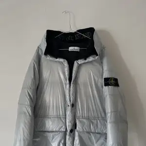 Stone Island Pertex Quantum Y Down. Vinterjacka som endast använts en vinter.   Nypris: 8500:- (kvitto finns) Storlek: M Skick: 8/10 Finns ett väldigt litet hål på vänster innerärm, men läcker inga fjädrar. Annars 9/10. Går ej att köpa i butik.💯👴🏼