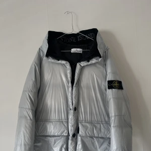 Stone Island Vinterjacka - Stone Island Pertex Quantum Y Down. Vinterjacka som endast använts en vinter.   Nypris: 8500:- (kvitto finns) Storlek: M Skick: 8/10 Finns ett väldigt litet hål på vänster innerärm, men läcker inga fjädrar. Annars 9/10. Går ej att köpa i butik.💯👴🏼