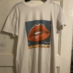 Oversize T-shirt med tryck  - Vit oversize T-shirt med tryck. Bra skick. Strl S (oversize passar upp till xl)
