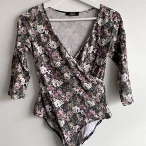 Bodysuit - Jätte fin body med två knappar vid trosdelen. Är i storlek S. Ganska urringad vid brösten. Ärmarna går till armbågarna🤎🫶🏽