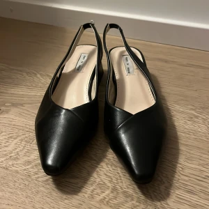 Superfina svarta skor  - Fina svarta skor med liten klack i storlek 35. Använda en gång och inköpta i Sydkorea! Köparen står för frakten, kan även mötas upp i Uppsala ☺️