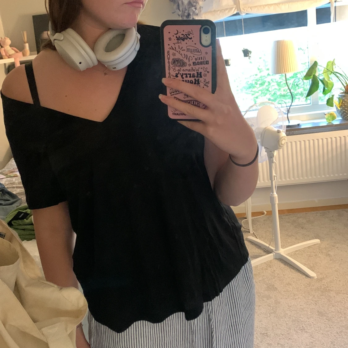 Svart avslappnad t-shirt med v-ringning