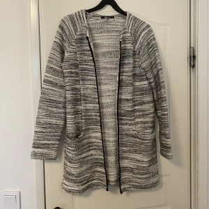 Kofta från Gina Tricot - Fin grå kofta från Gina Tricot. Fint skick med fickor