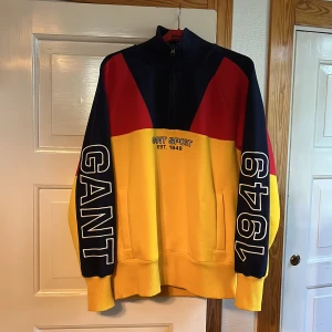 Gant Tröja Half Zip  - Fräsch tröja med ”relaxad” passform perfekt för de kallare månaderna! Använd en handfull gånger under vintern/hösten. Går att ha som small men passar bäst medium. 