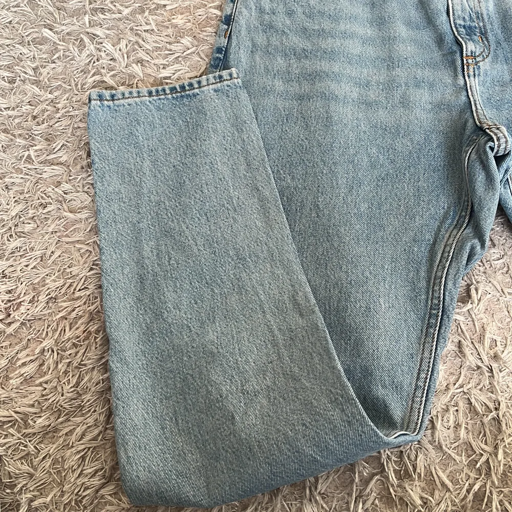 Ett par jättefina jeans från Monki i ett jättefint skick . Jeans & Byxor.