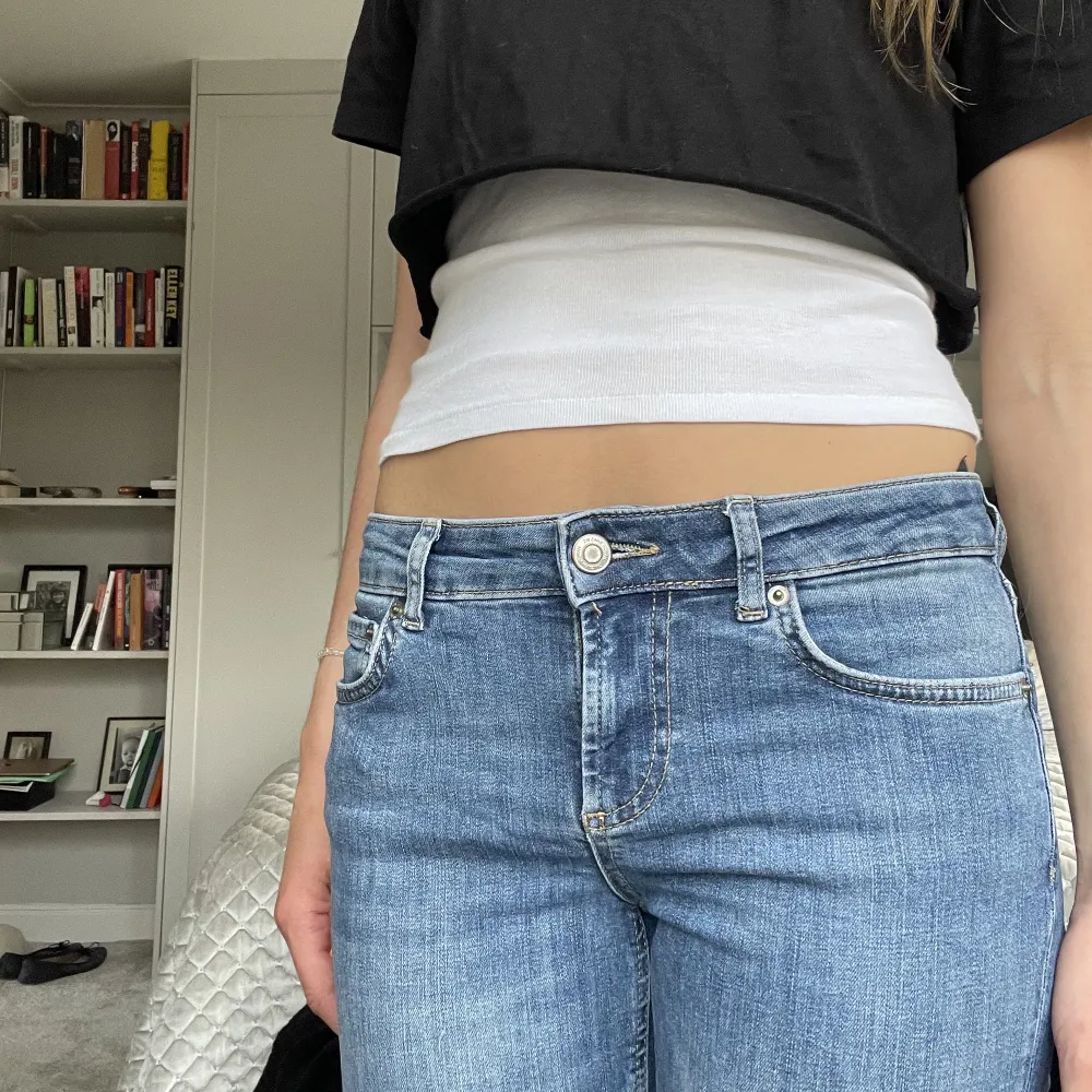 Säljer jätte fina jeans från Zara! Nypris 400 kr💗(den har ett litet hål på vänster ficka men absolut inget man tänker på!). Jeans & Byxor.